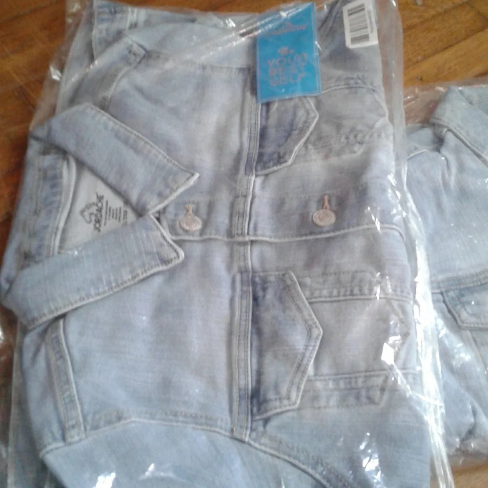 Jordache Jean jacket with embroidery Princess peach from super Mario bro. - Picture 3 of 3
